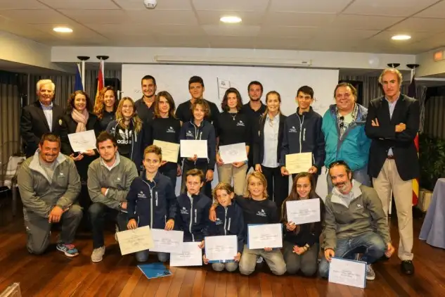En su intervención final, el presidente del Club de Mar felicitó a los premiados y recordó que una de las funciones de esta entidad es la promoción del deporte, que en los últimos años se ha visto muy potenciado a través de los equipos de vela y piragüismo, y la organización de regatas, entre las que destaca el Trofeo Illes Balears Clàssics, considerada una de las más importantes del Mediterráneo en su clase
