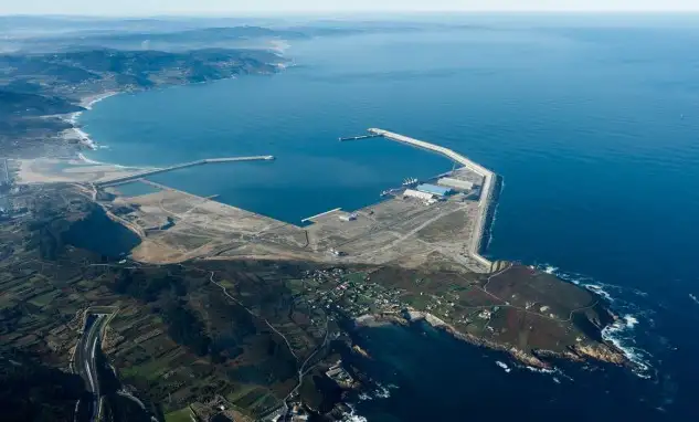 EL PUERTO DE A CORUÑA RECEPCIONA LA OBRA DEL CONTRADIQUE DE PUNTA LANGOSTEIRA, QUE COMPLETA EL ABRIGO DE LA LÁMINA DE AGUA Y GARANTIZA LA PLENA OPERATIVIDAD Se logró un ahorro de 20 millones de euros en la inversión total destinada al proyecto, que incluyó la ejecución de un muelle de 300 metros y la ampliación de la superficie de explanadas, que ya asciende a 185 hectáreas