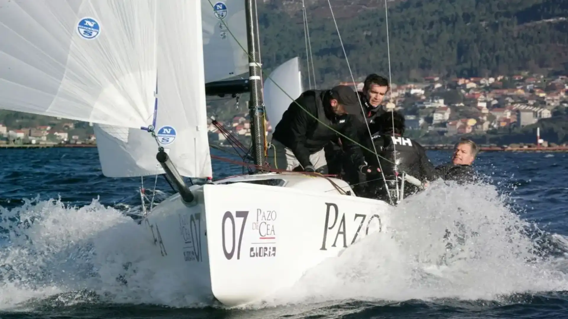 Gonzalo Araújo che ha navigato con Sofia Toro per inviare in J70 in Vigo