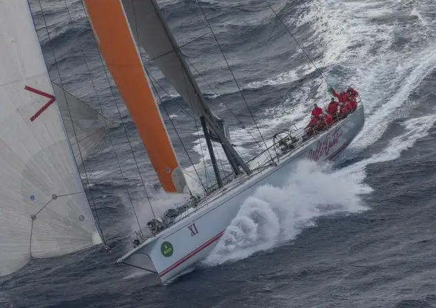 Podemos confirmar que nos hemos tenido que retirar de la regata, lo que es más importante, toda la tripulación a bordo está a salvo... (Twiter del "Wild Oats)
