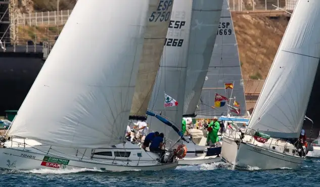 La regata del RCR Cartagena, celebrada este domingo y encuadrada en el programa de la XXVI Vuelta a las Islas, estuvo marcada por el escaso viento obligando al comité de regatas a realizar un recorrido costero más corto para todas las clases