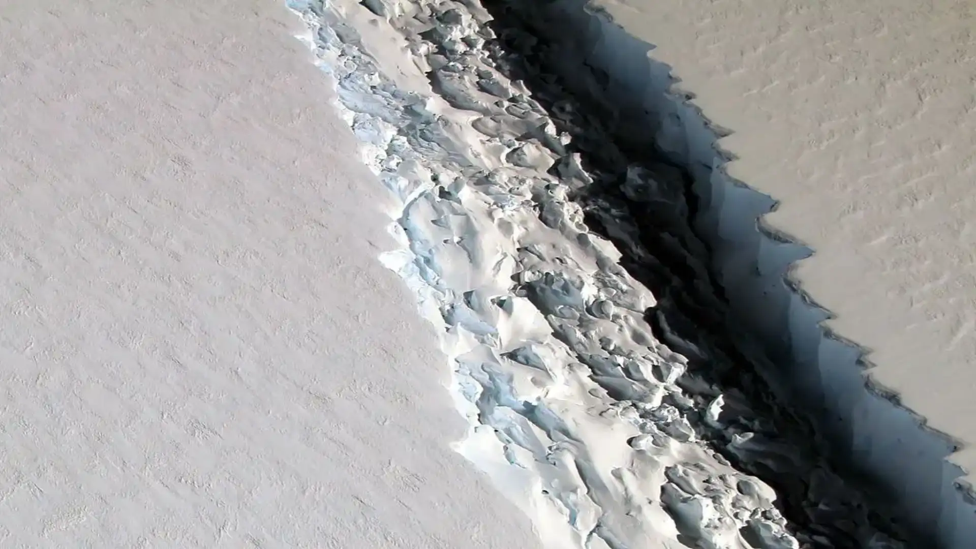 Un iceberg gigante sta per separarsi dall'Antartide