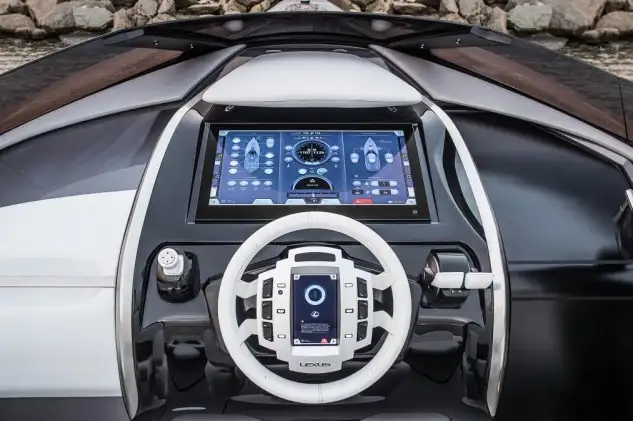 Se controla todo lo que sucede en el barco a través de un completo cuatro de manos con pantallas táctiles, GPS, radar de superficie, sonar submarino, iluminación y sistemas de entretenimiento, mientras va acomodado en un asiento ajustable con reposabrazos plegables. La cabina interior es muy acogedora gracias a la combinación de cuero, madera y vidrio, compuesta por un sofá para seis personas, mesa, aire acondicionado, una pequeña cocina y baño con ducha. En el equipamiento no falta un sistema de audio y vídeo integrado, equipo de sonido Mark Levinson Reference y la posibilidad de montar una red Wi-Fi si en cliente o desea