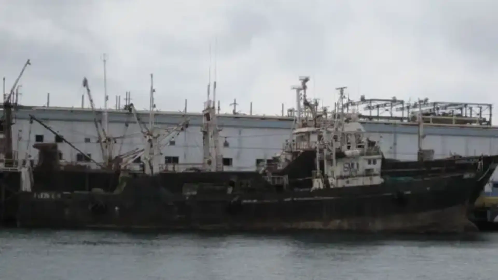 Il Galiziano Ardentia Marine riflette a Las Palmas la nave coreana "Poong Lim 11"