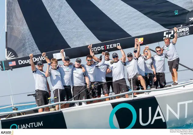 La tripulación del Quantum Racing celebrando la victoria en casa. Foto: Martínez Studio