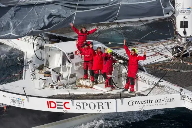 La tripulación del IDEC Sport celebrando el Trofeo Julio Verne. Foto: JM Liot/DPPI