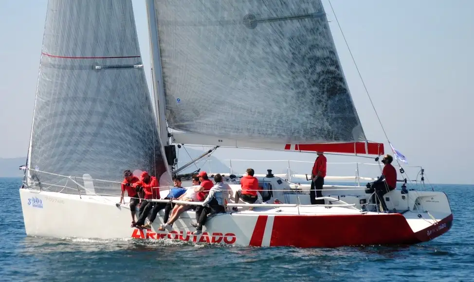 Arroutado, El Náutico de Sanxenxo manda con 61 puntos en la clasificación de clubes, sguido del Ro Yatchs con 117 y el Real Club de Mar de Aguete con 146. La próxima cita de la mano del Club Náutico de Beluso, el primero de abril