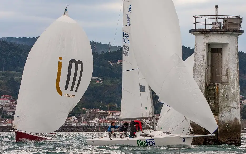 El histórico regatista vigués Javier de la Gándara y su tripulación a bordo del Okofen se hicieron con la victoria de la Liga de Invierno Clase J80 · El equipo logró un resultado casi perfecto al firmar catorce primeros puestos en las dieciséis pruebas disputadas desde el pasado mes de enero en Baiona · El Miudo by Storax de Rui Ramada y el Virazón de Miguel Lago consiguieron la plata y el bronce de la competición organizada por el Monte Real Club de Yates (Foto Rosana Calvo) 