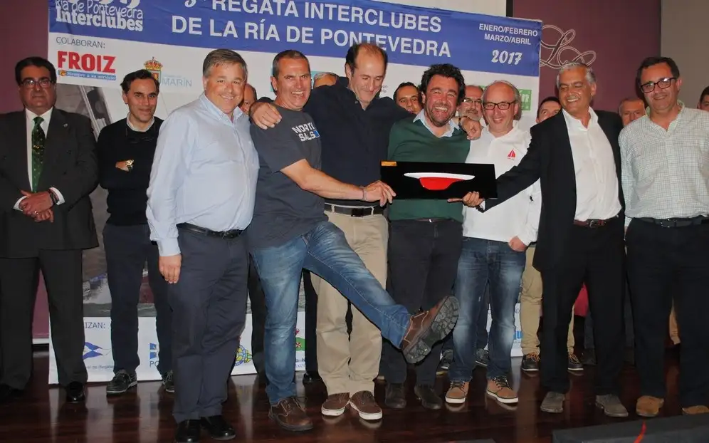 Magnífica última etapa en Beluso y espectacular puesta en escena de la organización en la entrega de premios celebrada en el auditorio del Liceo Casino de Pontevedra... en la imagen la tripulación del "Ro Yachts" vencedor de la clase Froiz