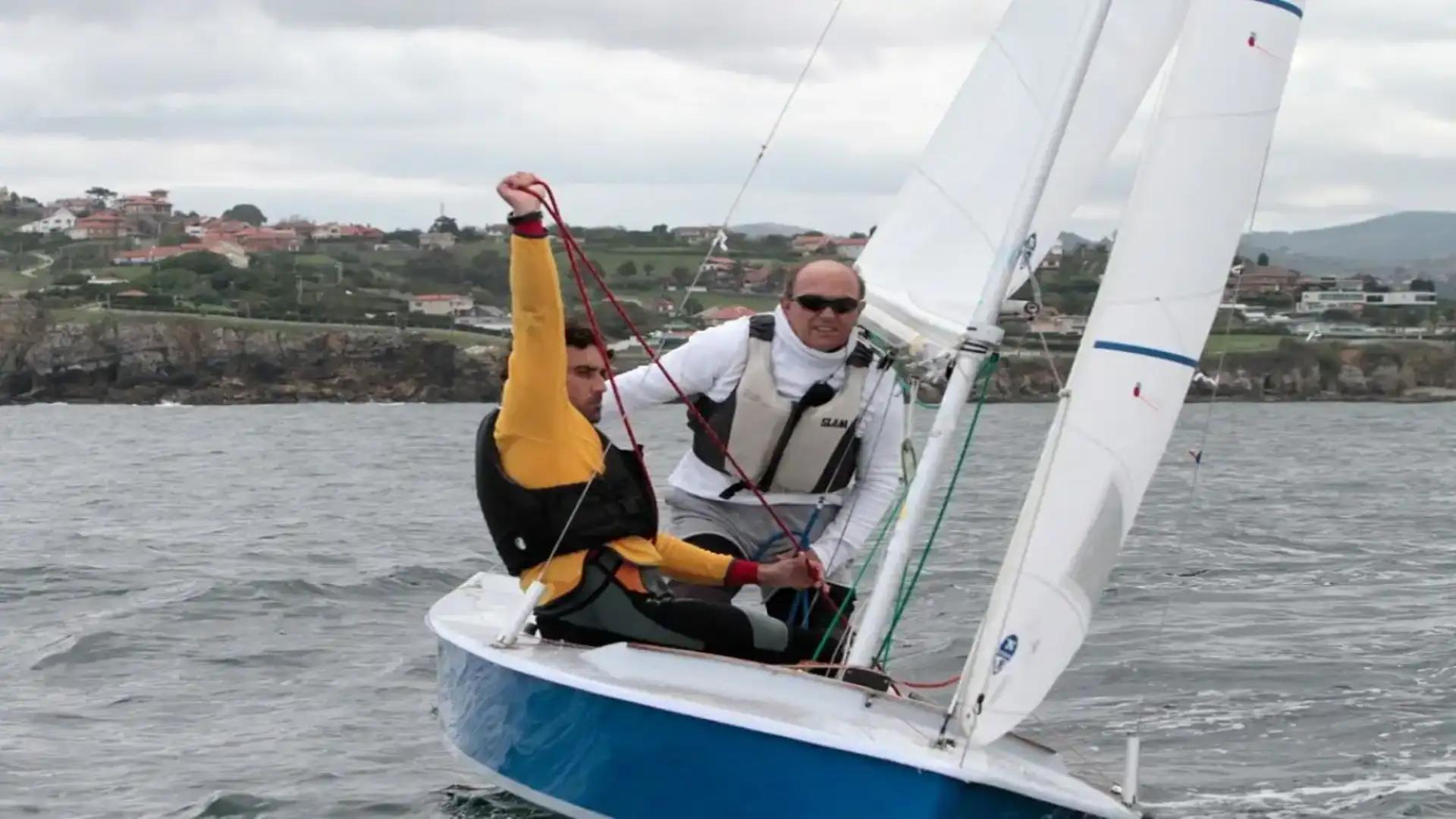 Venti di quasi 30 nodi ridotti ad un giorno la Santa Catalina de Vela in Gijón