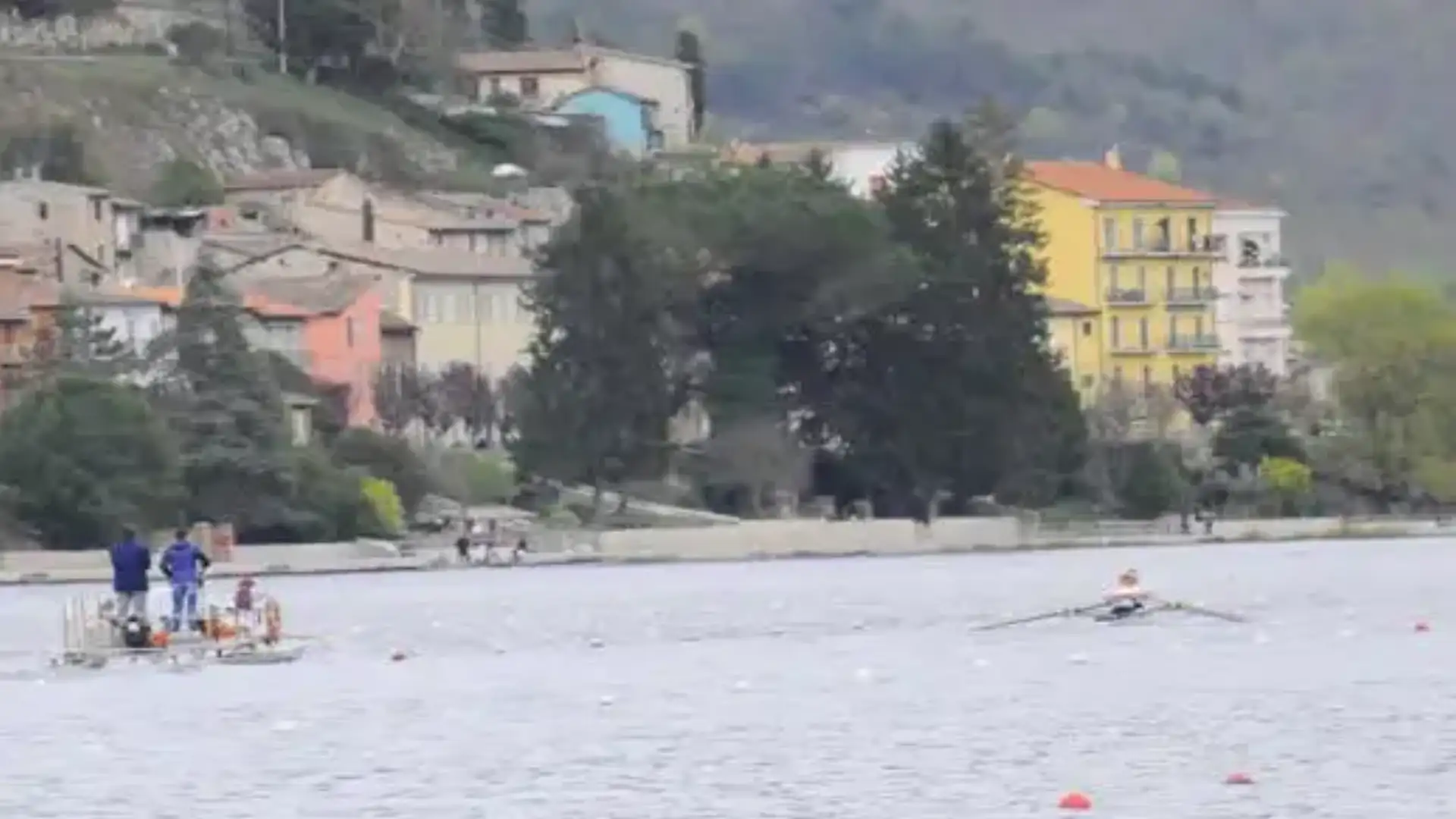 A «rojita» do remo se desloca ao paraíso italiano do Lago de Piediluco