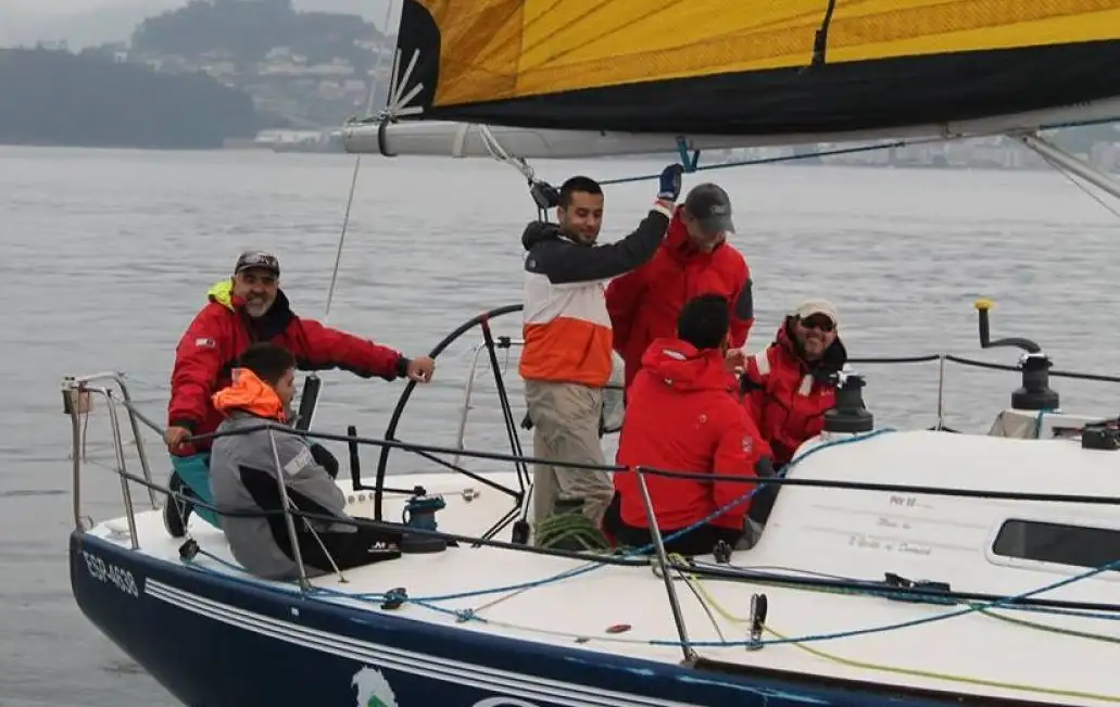 Juan Carlos Pérez Olmedo a la rueda del "Ozoaqua" (Foto Praza Pública)