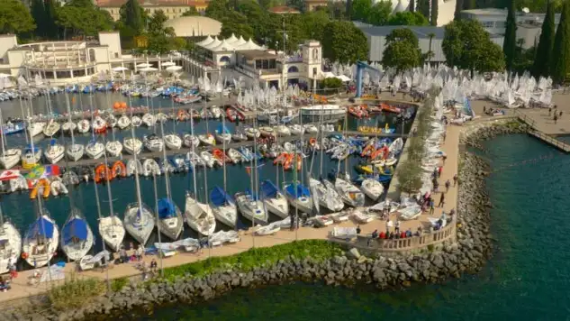 35ª Reunión del optimista Garda de 1063 registrada para la edición final comenzó con el sol y el viento moderado