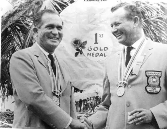 Durwand Knowles, izquierda, junto a Cecil Cook, con la medalla de oro conseguida en Tokio 1964. Foto: The Nassau Guardian