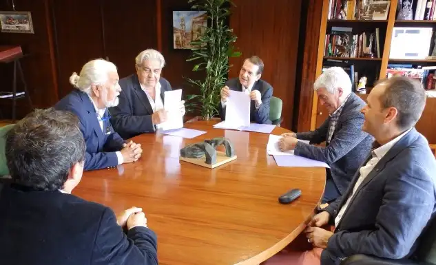 El alcalde de Vigo con una representación del Comité Organizador en su despacho