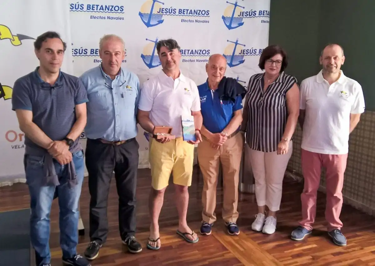 Representantes de Efectos Navales Jesús Betanzos y de WOR60 con directivos del Liceo y Antonio Gaona, que como ganador se llevó un valioso pack "Platinum" de Navionics