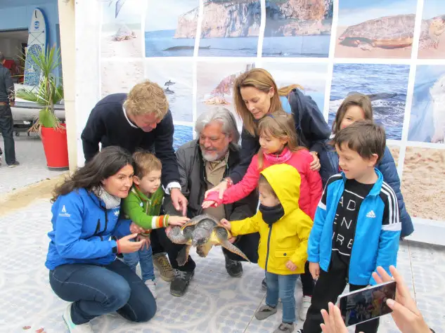 El vueltamundista y la campeona olímpica han colaborado en la suelta de una tortuga marina.
