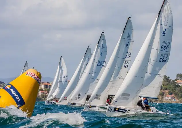 El expediente de la segunda jornada fue cubierto con los J70 y los J80 en el interior de la bahía de Baiona (Foto Rosana Calvo)