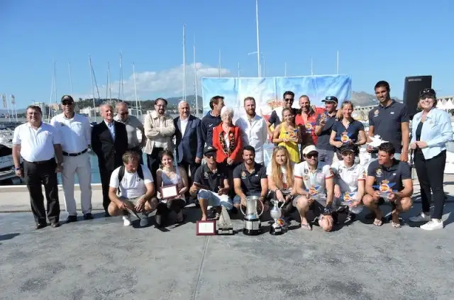 Rayco Tabares y Gonzalo Morales con todos loa ganadores de premios en la foto de familia