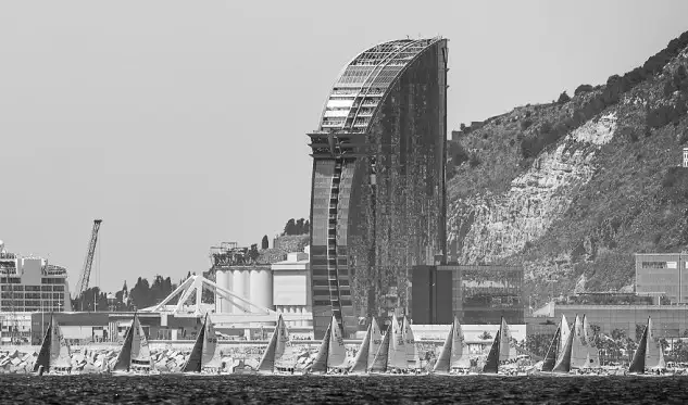 Espectacular imagen de la flota del Trofeo Conde de Godó 2016 con el Hotel Vela como fondo (Foto: Nico Martínez)