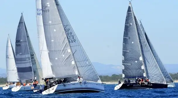 Las tripulaciones de esta regata están compuestas por regatistas del Real Club Náutico de Valencia y miembros de la Universitat Politècnica de Valencia
