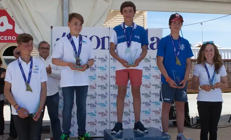  La entrega de trofeos, celebrada en las instalaciones de club santapolero, asistieron Yolanda Seva, alcaldesa de Santa Pola Doña acompañada de miembros de su corporación, Pascual Orts, presidente del Club Náutico de Santa Pola acompañado por miembros de su junta directiva, representantes de la familia Ruíz, promotora de la regata, así como Carlos Torrado, presidente del Comité de Competición de la Federación de Vela de la Comunidad Valenciana y Secretario Optimist Comunitat Valenciana.