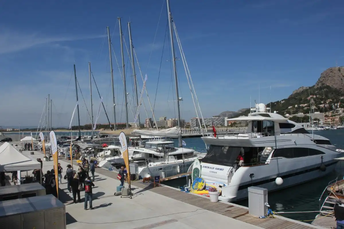Presentación en el puerto base de L