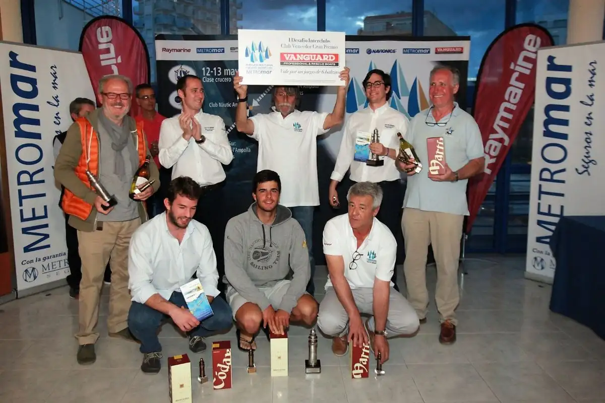 Ramón Cañellas delegado de vela de Cambrils con las tripulaciones de "Mont Delone 2" y "Rebeca I" vencedores por equipos