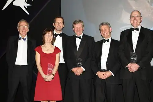 De izquierda a derecha,Dr Phil Slater, Cathy Foster, Sir Ben Ainslie, Jim Saltonstall MBE, John Derbyshire, David Howlett. Foto: Digital Sports UK 