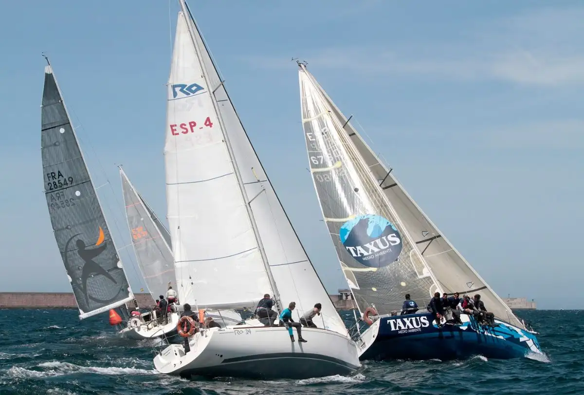 Buen ambiente y muchos barcos en el Primavera asturiano, con cruceros, snipes y optimist (Foto Félix G.Muñiz)