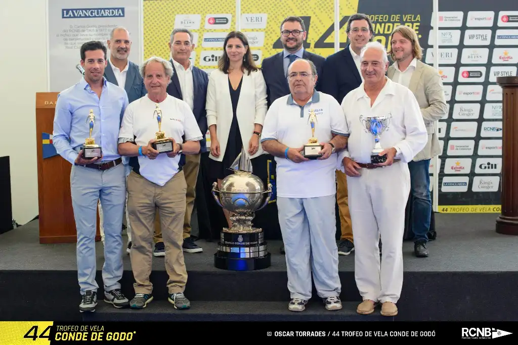 Autoridades y ganadores del 44 Trofeo Conde de Godó. Foto: Oscar Terrades