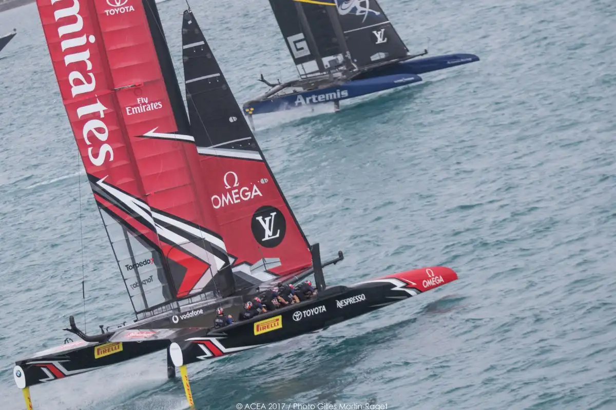 Cruce entre Emirates Team New Zealand y Artemis en el primer día de finales. Foto: Gilles Martin-Raget
