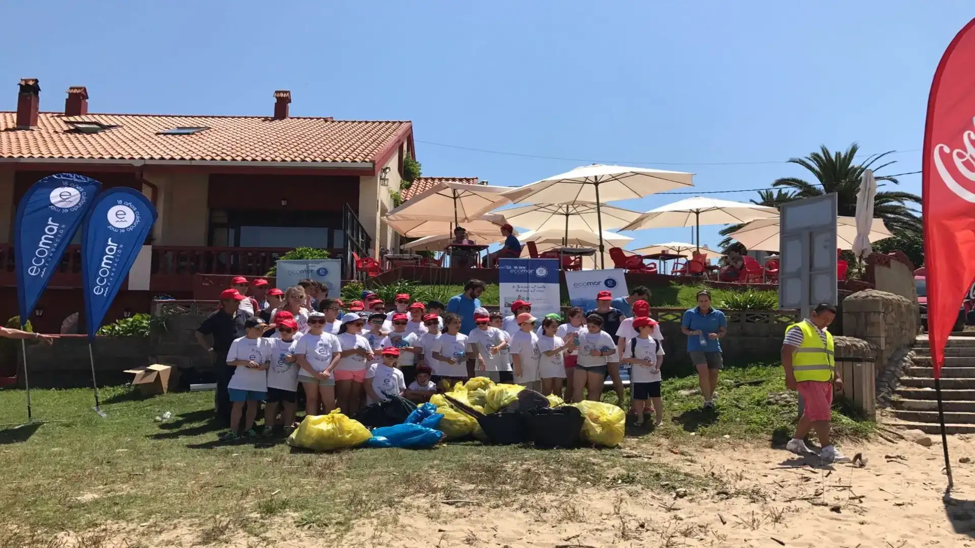Ecomar e Coca Cola a Cantabria hanno raccolto 223 chili di rifiuti sulla spiaggia di Luaña