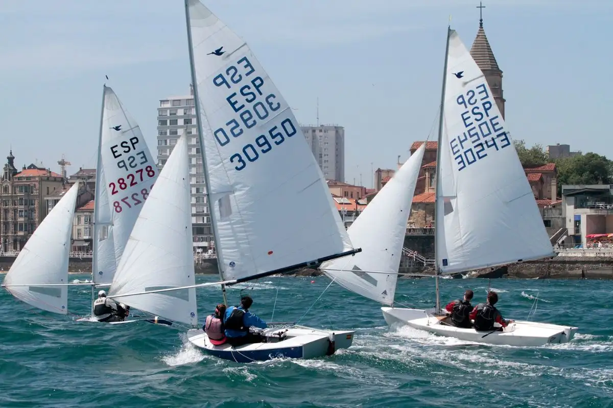 José Palacio y Francisco Palacio en Snipe, Fernando Alonso en Optimist, Luis Díaz en Laser Radial y Álvaro Pérez en Laser 4.7, se adjudicaron el IV Trofeo de San Pedro de Vela Ligera, del Real Club Astur de Regatas (Foto Félix González Muñiz)