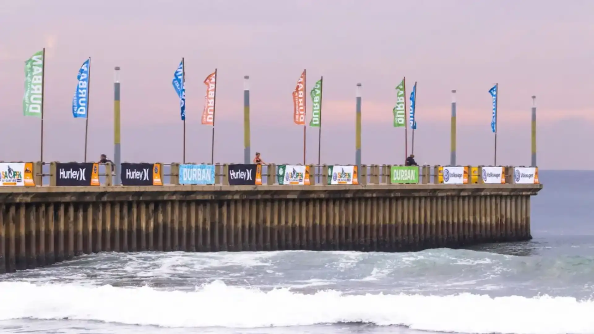 Destinazione del Sud Africa di alcuni dei surfisti nazionali più sagomati