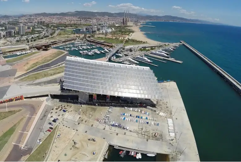Situado en el ámbito de Port Fòrum, el Barcelona International Sailing Center se ha convertido en un centro deportivo de referencia para navegantes, tanto nacionales como internacionales. El BISC ha sido cualificado como uno de los tres centros de entrenamiento de la World Sailing (Federación Internacional de Vela).