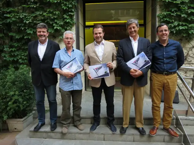 Los representantes el CN El Balís con el secretario general de deportes y los presidentes de las federaciones de motonáutica y vela.