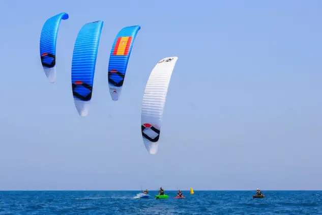 El viento no quiso fallar en la última jornada de la Copa de España de Fórmula kite, regalando una condiciones extraordinarias en el campo de regatas que permitieron la celebración de cinco mangas donde los regatistas tuvieron la oportunidad de demostrar su destreza encima de estas embarcaciones con "hidrofoils"