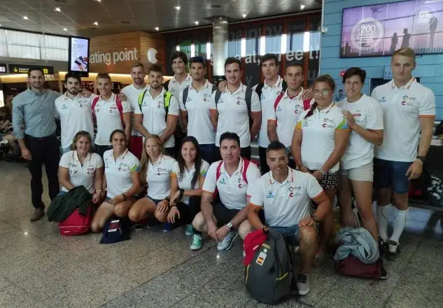 Parte del equipo español, a punto de embarcar en el avión en el aeropuerto de Adolfo Suárez - Madrid - Barajas