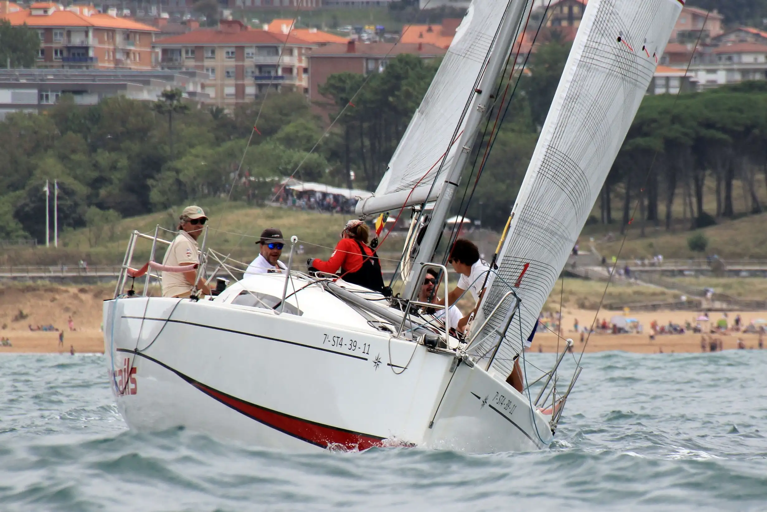 El Sun Fast 3200 de Gustavo Arce del Real Club Marítimo de Santander ganador de la Ballena de Oro 2017