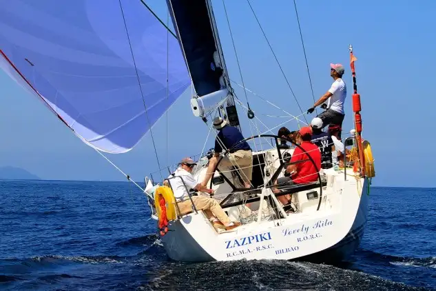 "Zazpiki" con José Luis Ribed a la caña, el primero en alcanzar Santander (Foto Félix G.Muñiz)