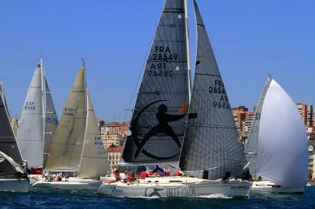 Poco después de las dos de la tarde se dio el cañonazo de salida a la etapa reina de la Gaitero, desde el "puente de mando" del Real Club Marítimo de Santander, con viento flojo del Norte de 5 nudos de intensidad... las previsiones meteorológicas no son muy halagüeñas de cara a afrontar una travesía de 90 millas por el Cantábrico, que anuncian un viento muy flojo y rolón durante las próximas horas... para el viernes jornada de descanso en Gijón (Foto Félix G.Muñiz)