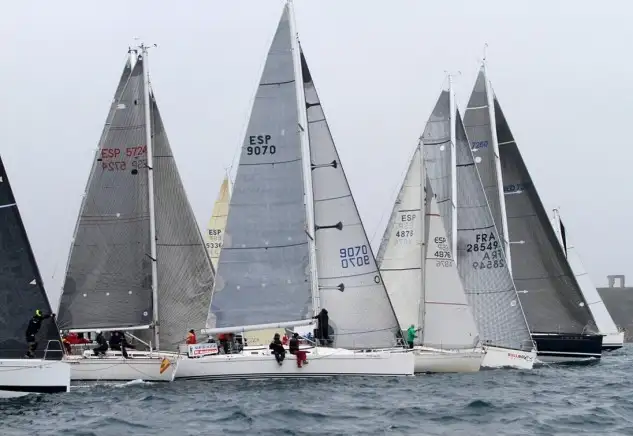 La imagen de Félix refleja uno de los intentos valdíos del Comité de Regatas hoy en Gijón... al final cero patatero de regata