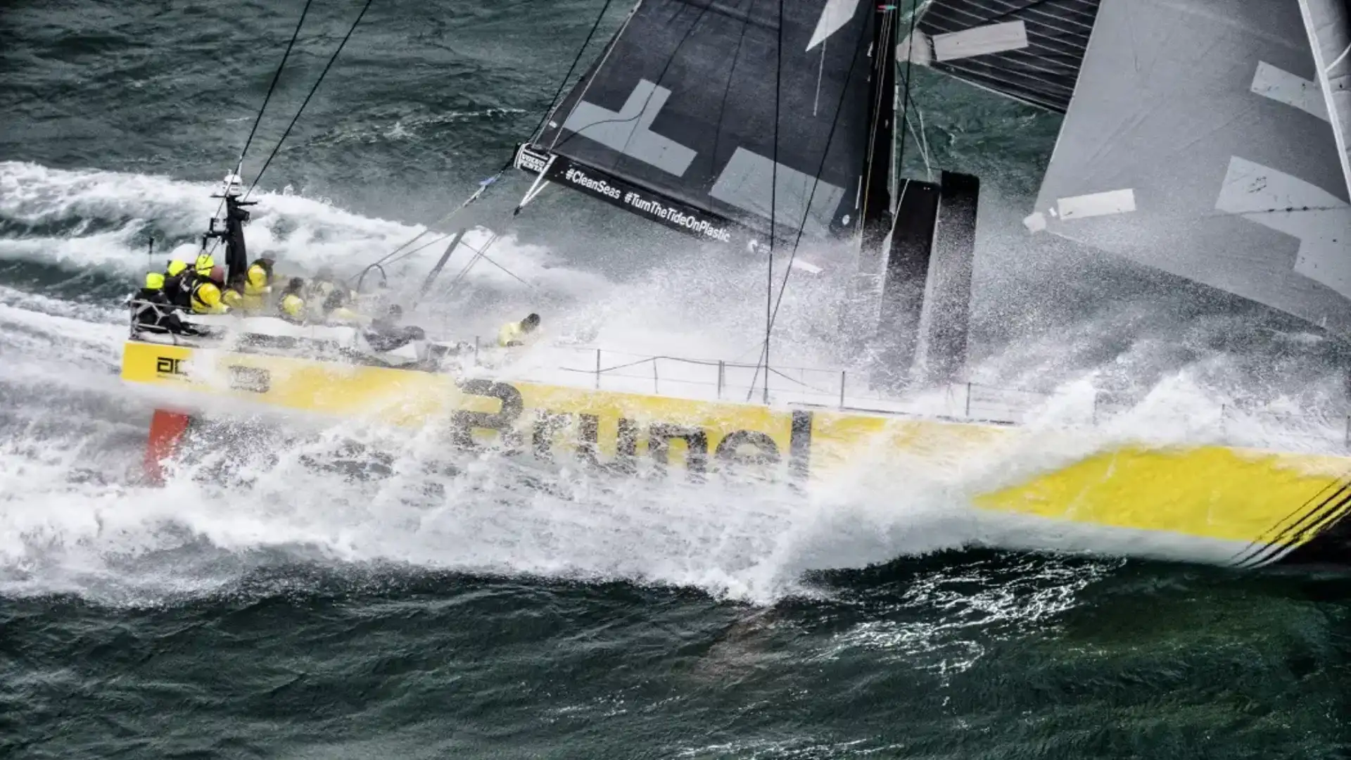 Peter Burling è alla Volvo Ocean Race quando ha firmato per il Team Brunel