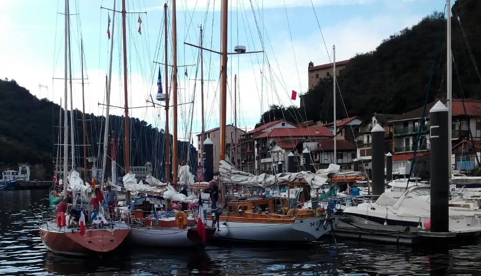 Los clásicos franceses entraron en Pasajes como primera parada del Rally