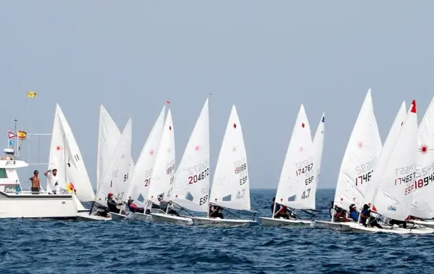 La cita es la más tradiciona de vela ligera que se celebra en Asturias, estando reservada a las clases: optimist, snipe, láser 4.7, estandar y radial (Foto Félix G.Muñiz)