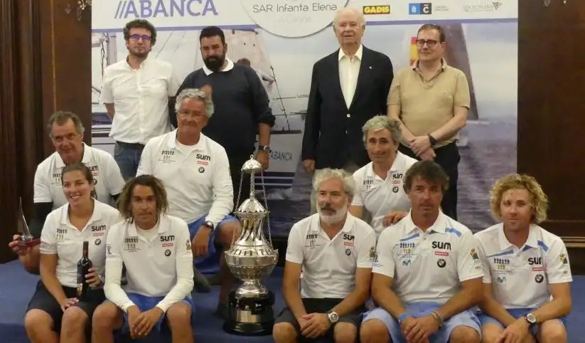 En la entrega de premios, celebrada en el Náutico, al finalizar las pruebas del domingo asistieron el Concejal de Deportes de A Coruña, José Manuel Sande, Javier Etchevarría, presidente de honor de Abanca, y el Vocal de Vela del club organizador, Miguel San Claudio