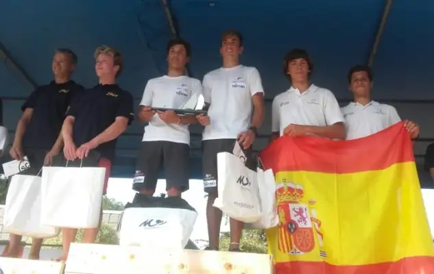 Andrés Barrio y Néstor Vega se han subido al podio del Campeonato de Europa de 29er como terceros clasificados y segundos en categoría sub 19
