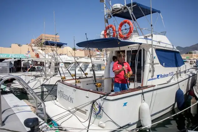Los pescadores recogiendo sus cañas en Fuengirola... habrá que esperar una semana (Foto Pedro Seoane)