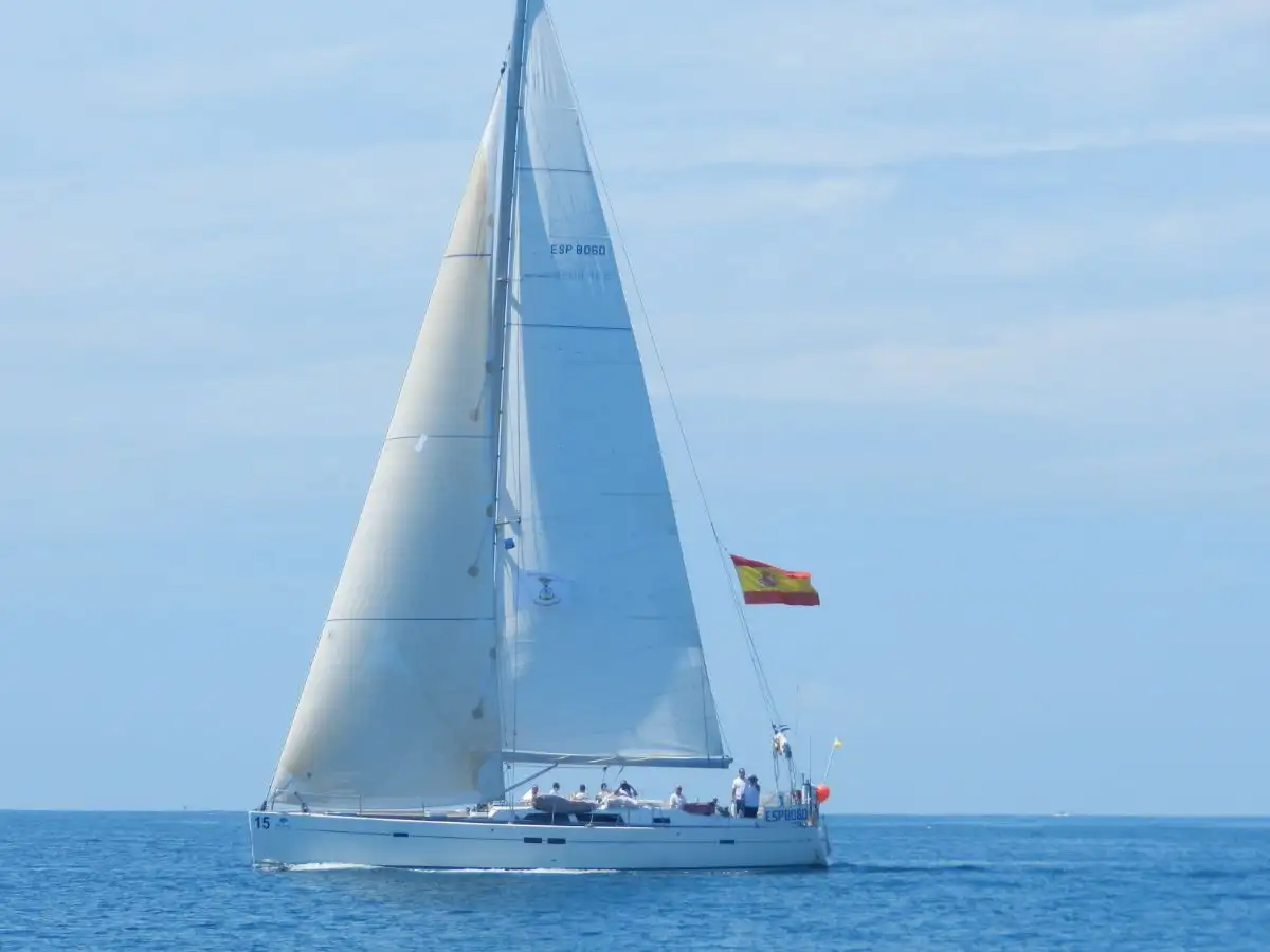  El Nautilus de la Armada Española navega líder a su paso por Alegranza. 